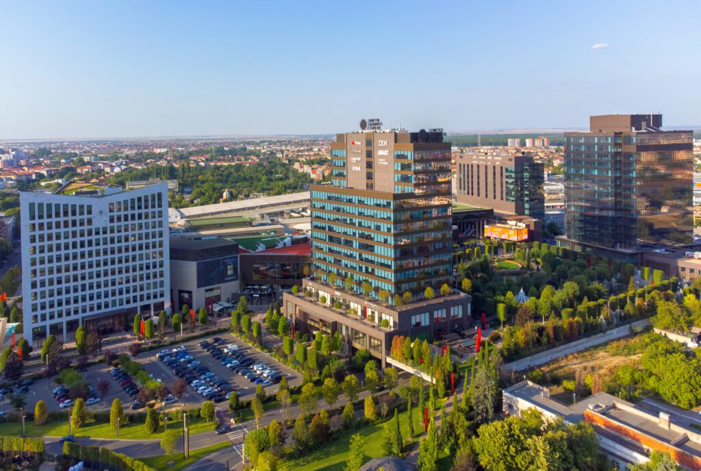 Iulius, singurul dezvoltator și operator de proiecte mixed-use de regenerare urbană din România, a încheiat un parteneriat cu IFC, membră a grupului BM, pentru elaborarea unei strategii de decarbonizare a întregului portofoliu al companiei și de atingere a țintei de net-zero emisii.
