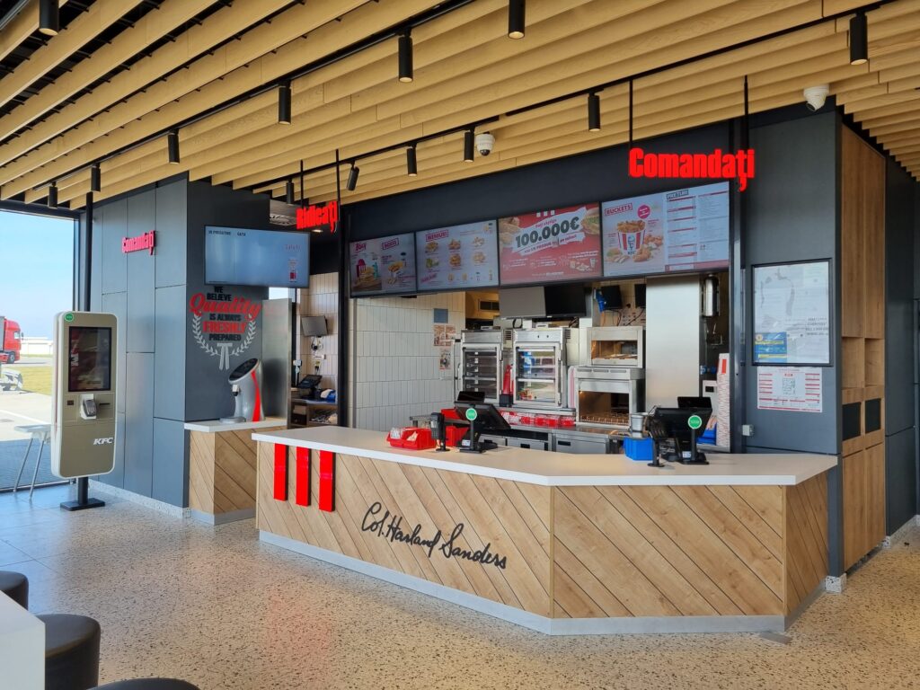 Sphera Franchise Group (SFG), holdingul care administrează brandul KFC pe plan local, va inaugura primele sale restaurante în cadrul unor benzinării în urma unui parteneriat cu Rompetrol.
