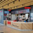 Sphera Franchise Group (SFG), holdingul care administrează brandul KFC pe plan local, va inaugura primele sale restaurante în cadrul unor benzinării în urma unui parteneriat cu Rompetrol.