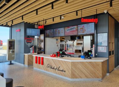 Sphera Franchise Group (SFG), holdingul care administrează brandul KFC pe plan local, va inaugura primele sale restaurante în cadrul unor benzinării în urma unui parteneriat cu Rompetrol.