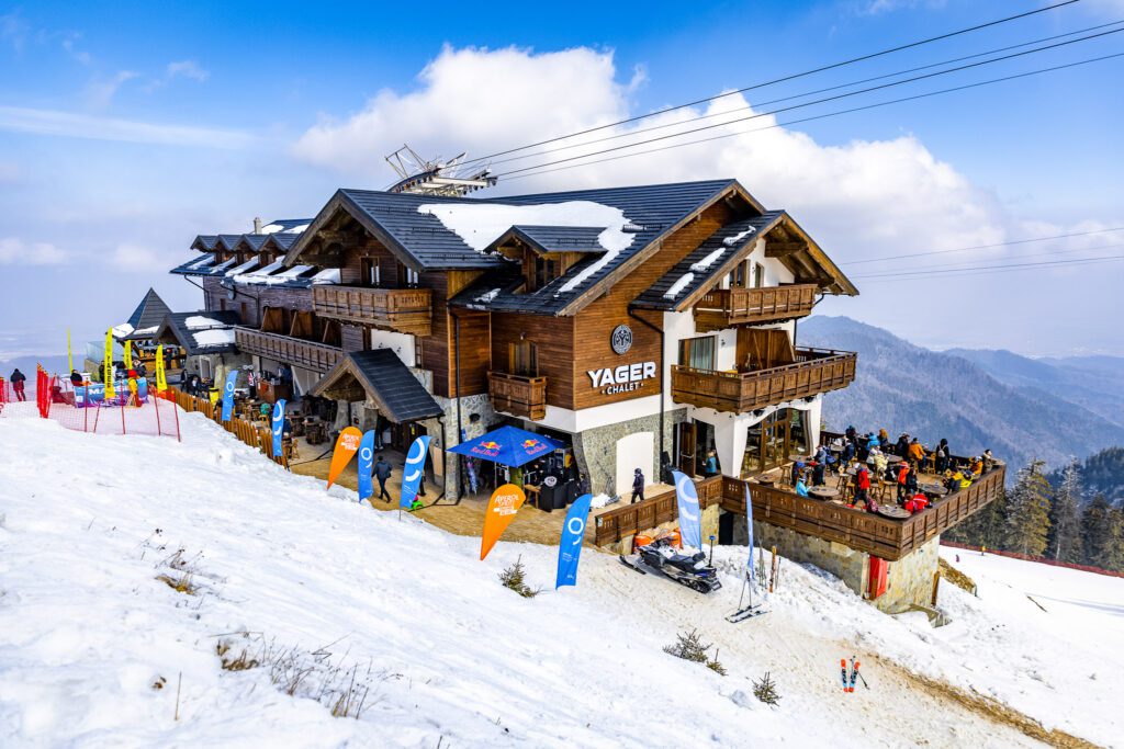 100 de artiști români și internaționali au animat atmosfera la cele 3 scene de la baza pârtiei și la cele 3 apres-ski-uri partenere: Nuba BeMassif Chalet, Yager BeMassif Chalet și Kupa BeMassif.