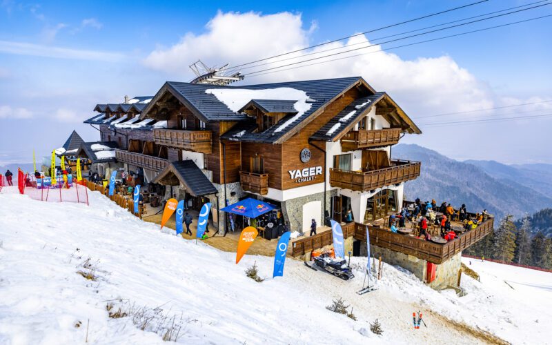 100 de artiști români și internaționali au animat atmosfera la cele 3 scene de la baza pârtiei și la cele 3 apres-ski-uri partenere: Nuba BeMassif Chalet, Yager BeMassif Chalet și Kupa BeMassif.