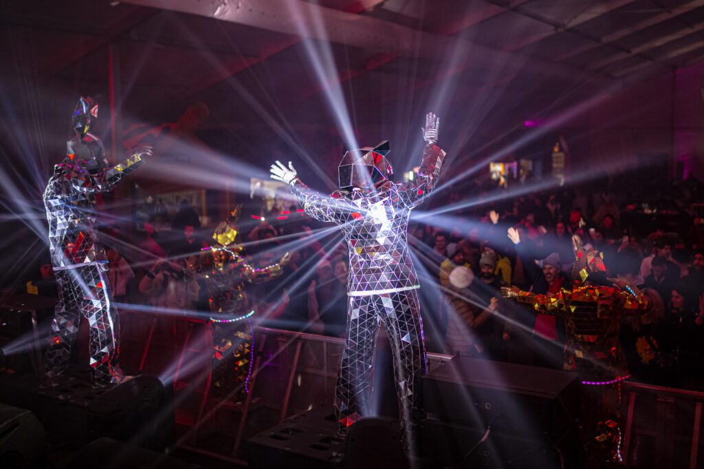 Cei care au ajuns în Poiana Brașov, la Massif, s-au bucurat din plin de atmosfera de festival, iar scenele amplasate în perimetrul evenimentului au oferit participanților un mix de genuri muzicale.  