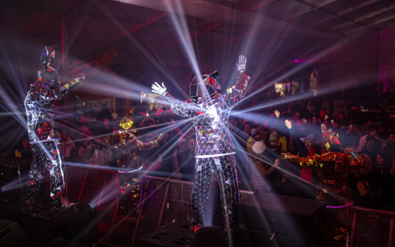 Cei care au ajuns în Poiana Brașov, la Massif, s-au bucurat din plin de atmosfera de festival, iar scenele amplasate în perimetrul evenimentului au oferit participanților un mix de genuri muzicale.  