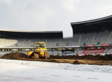 Consiliul Județean (CJ) Cluj a semnat contractul pentru executarea lucrărilor de la Cluj Arena cu un consorțiul de firme declarat câștigător:  Sports Fields, Green City Care, Eco Garden Construct, Hobbit Integral, Elio Industrial.