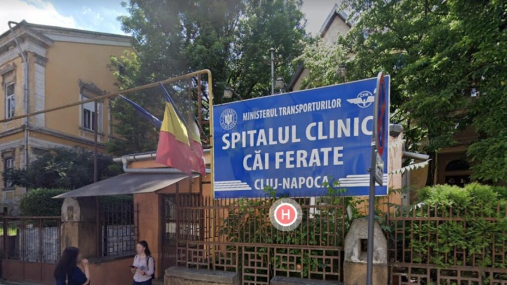 Instituția de învățământ superior propune intrarea în subordinea sa a unității medicale din Cluj-Napoca. Universitatea de Medicină și Farmacie Iuliu Hațieganu (UMFIH) susține inițiativa de înființare a unei rețele naționale de spitale universitare în care să fie prins și actualul Spital Clinic Căi Ferate (SCCF) Cluj.  “Decizia Ministerului Transporturilor și Infrastructurii de a face transferul celor 15 spitale aflate în subordinea sa la universitățile de medicină și farmacie și la autoritățile locale reprezintă o oportunitate de a crea o rețea națională de spitale universitare, precum cele care există deja în toate sistemele medicale performante din întreaga lume. Prin parteneriatul dezvoltat cu Ministerul Sănătăţii pentru dezvoltarea strategiei de resurse umane în sănătate şi creşterea calităţii serviciilor medicale, universităţile de medicină din cadrul Alianţei Universitare G6-UMF își pot asuma misiunea de a contribui la consolidarea și dezvoltarea capacității de pregătire profesională a resursei umane și de tratament al pacienților din aceste spitale”, susține conducerea UMFIH Cluj. Loc de formare pentru studenți și rezidenți “Avantajele integrării școlilor de medicină cu spitalele universitare sunt de natură interdisciplinară şi scolastică, prin acces facil la experţi din toate domeniile, atât clinice, cât şi din disciplinele fundamentale. Peste tot în lume, spitalul universitar este furnizor de servicii medicale de înaltă calitate, locul unde se formează studenţii şi medicii rezidenţi, unde se supraspecializează medicii, spaţiul ideal pentru cercetare medicală, studiu, inovație şi progres. Dezvoltarea reţelei naționale de spitale universitare ar reprezenta un proiect important pentru viitorul medicinei româneşti. Astăzi, spitalele trebuie să facă față optim la nevoile și provocările existente - după cum s-a putut observa în perioada pandemiei), să fie suficient de bine organizare și flexibile încât să poată face față și la potențiale provocări noi. Acest lucru înseamnă înseamnă și flexibilitate din perspectiva spațiilor disponibile și cu dotările tehnice corespunzătoare, cât și din perspectiva personalului calificat, la pregătirea căruia universitățile de medicină și farmacie vor avea un rol important”, a declarat rectorul UMFIH, Anca Buzoianu. Vor să îl transforme în centru de cercetare "Preluarea SCCF și transformarea lui într-un spital universitar reprezintă o oportunitate importantă pentru UMFIH și pentru întreaga comunitate din regiunea Transilvaniei. Prin transformarea SCCF, actul medical va fi perfecționat prin expertiza cadrelor didactice și cercetătorilor din UMFIH. Colaborarea universității noastre cu acest spital în formarea studenților va fi extinsă și îmbunătățită. Un număr mult mai mare de studenți vor putea dobândi experiență și abilități practice într-un mediu profesional de înaltă performanță. Un astfel de spital universitar ar putea servi drept centru de cercetare medicală, oferind cercetătorilor oportunități de a studia și de a dezvolta noi metode de tratament și tehnologii medicale”, a explicat rectorul UMFIH.