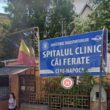 Instituția de învățământ superior propune intrarea în subordinea sa a unității medicale din Cluj-Napoca. Universitatea de Medicină și Farmacie Iuliu Hațieganu (UMFIH) susține inițiativa de înființare a unei rețele naționale de spitale universitare în care să fie prins și actualul Spital Clinic Căi Ferate (SCCF) Cluj.  “Decizia Ministerului Transporturilor și Infrastructurii de a face transferul celor 15 spitale aflate în subordinea sa la universitățile de medicină și farmacie și la autoritățile locale reprezintă o oportunitate de a crea o rețea națională de spitale universitare, precum cele care există deja în toate sistemele medicale performante din întreaga lume. Prin parteneriatul dezvoltat cu Ministerul Sănătăţii pentru dezvoltarea strategiei de resurse umane în sănătate şi creşterea calităţii serviciilor medicale, universităţile de medicină din cadrul Alianţei Universitare G6-UMF își pot asuma misiunea de a contribui la consolidarea și dezvoltarea capacității de pregătire profesională a resursei umane și de tratament al pacienților din aceste spitale”, susține conducerea UMFIH Cluj. Loc de formare pentru studenți și rezidenți “Avantajele integrării școlilor de medicină cu spitalele universitare sunt de natură interdisciplinară şi scolastică, prin acces facil la experţi din toate domeniile, atât clinice, cât şi din disciplinele fundamentale. Peste tot în lume, spitalul universitar este furnizor de servicii medicale de înaltă calitate, locul unde se formează studenţii şi medicii rezidenţi, unde se supraspecializează medicii, spaţiul ideal pentru cercetare medicală, studiu, inovație şi progres. Dezvoltarea reţelei naționale de spitale universitare ar reprezenta un proiect important pentru viitorul medicinei româneşti. Astăzi, spitalele trebuie să facă față optim la nevoile și provocările existente - după cum s-a putut observa în perioada pandemiei), să fie suficient de bine organizare și flexibile încât să poată face față și la potențiale provocări noi. Acest lucru înseamnă înseamnă și flexibilitate din perspectiva spațiilor disponibile și cu dotările tehnice corespunzătoare, cât și din perspectiva personalului calificat, la pregătirea căruia universitățile de medicină și farmacie vor avea un rol important”, a declarat rectorul UMFIH, Anca Buzoianu. Vor să îl transforme în centru de cercetare "Preluarea SCCF și transformarea lui într-un spital universitar reprezintă o oportunitate importantă pentru UMFIH și pentru întreaga comunitate din regiunea Transilvaniei. Prin transformarea SCCF, actul medical va fi perfecționat prin expertiza cadrelor didactice și cercetătorilor din UMFIH. Colaborarea universității noastre cu acest spital în formarea studenților va fi extinsă și îmbunătățită. Un număr mult mai mare de studenți vor putea dobândi experiență și abilități practice într-un mediu profesional de înaltă performanță. Un astfel de spital universitar ar putea servi drept centru de cercetare medicală, oferind cercetătorilor oportunități de a studia și de a dezvolta noi metode de tratament și tehnologii medicale”, a explicat rectorul UMFIH.