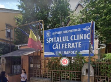 Instituția de învățământ superior propune intrarea în subordinea sa a unității medicale din Cluj-Napoca. Universitatea de Medicină și Farmacie Iuliu Hațieganu (UMFIH) susține inițiativa de înființare a unei rețele naționale de spitale universitare în care să fie prins și actualul Spital Clinic Căi Ferate (SCCF) Cluj.  “Decizia Ministerului Transporturilor și Infrastructurii de a face transferul celor 15 spitale aflate în subordinea sa la universitățile de medicină și farmacie și la autoritățile locale reprezintă o oportunitate de a crea o rețea națională de spitale universitare, precum cele care există deja în toate sistemele medicale performante din întreaga lume. Prin parteneriatul dezvoltat cu Ministerul Sănătăţii pentru dezvoltarea strategiei de resurse umane în sănătate şi creşterea calităţii serviciilor medicale, universităţile de medicină din cadrul Alianţei Universitare G6-UMF își pot asuma misiunea de a contribui la consolidarea și dezvoltarea capacității de pregătire profesională a resursei umane și de tratament al pacienților din aceste spitale”, susține conducerea UMFIH Cluj. Loc de formare pentru studenți și rezidenți “Avantajele integrării școlilor de medicină cu spitalele universitare sunt de natură interdisciplinară şi scolastică, prin acces facil la experţi din toate domeniile, atât clinice, cât şi din disciplinele fundamentale. Peste tot în lume, spitalul universitar este furnizor de servicii medicale de înaltă calitate, locul unde se formează studenţii şi medicii rezidenţi, unde se supraspecializează medicii, spaţiul ideal pentru cercetare medicală, studiu, inovație şi progres. Dezvoltarea reţelei naționale de spitale universitare ar reprezenta un proiect important pentru viitorul medicinei româneşti. Astăzi, spitalele trebuie să facă față optim la nevoile și provocările existente - după cum s-a putut observa în perioada pandemiei), să fie suficient de bine organizare și flexibile încât să poată face față și la potențiale provocări noi. Acest lucru înseamnă înseamnă și flexibilitate din perspectiva spațiilor disponibile și cu dotările tehnice corespunzătoare, cât și din perspectiva personalului calificat, la pregătirea căruia universitățile de medicină și farmacie vor avea un rol important”, a declarat rectorul UMFIH, Anca Buzoianu. Vor să îl transforme în centru de cercetare "Preluarea SCCF și transformarea lui într-un spital universitar reprezintă o oportunitate importantă pentru UMFIH și pentru întreaga comunitate din regiunea Transilvaniei. Prin transformarea SCCF, actul medical va fi perfecționat prin expertiza cadrelor didactice și cercetătorilor din UMFIH. Colaborarea universității noastre cu acest spital în formarea studenților va fi extinsă și îmbunătățită. Un număr mult mai mare de studenți vor putea dobândi experiență și abilități practice într-un mediu profesional de înaltă performanță. Un astfel de spital universitar ar putea servi drept centru de cercetare medicală, oferind cercetătorilor oportunități de a studia și de a dezvolta noi metode de tratament și tehnologii medicale”, a explicat rectorul UMFIH.