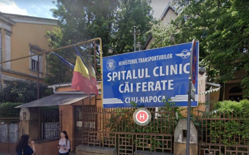 Instituția de învățământ superior propune intrarea în subordinea sa a unității medicale din Cluj-Napoca. Universitatea de Medicină și Farmacie Iuliu Hațieganu (UMFIH) susține inițiativa de înființare a unei rețele naționale de spitale universitare în care să fie prins și actualul Spital Clinic Căi Ferate (SCCF) Cluj.  “Decizia Ministerului Transporturilor și Infrastructurii de a face transferul celor 15 spitale aflate în subordinea sa la universitățile de medicină și farmacie și la autoritățile locale reprezintă o oportunitate de a crea o rețea națională de spitale universitare, precum cele care există deja în toate sistemele medicale performante din întreaga lume. Prin parteneriatul dezvoltat cu Ministerul Sănătăţii pentru dezvoltarea strategiei de resurse umane în sănătate şi creşterea calităţii serviciilor medicale, universităţile de medicină din cadrul Alianţei Universitare G6-UMF își pot asuma misiunea de a contribui la consolidarea și dezvoltarea capacității de pregătire profesională a resursei umane și de tratament al pacienților din aceste spitale”, susține conducerea UMFIH Cluj. Loc de formare pentru studenți și rezidenți “Avantajele integrării școlilor de medicină cu spitalele universitare sunt de natură interdisciplinară şi scolastică, prin acces facil la experţi din toate domeniile, atât clinice, cât şi din disciplinele fundamentale. Peste tot în lume, spitalul universitar este furnizor de servicii medicale de înaltă calitate, locul unde se formează studenţii şi medicii rezidenţi, unde se supraspecializează medicii, spaţiul ideal pentru cercetare medicală, studiu, inovație şi progres. Dezvoltarea reţelei naționale de spitale universitare ar reprezenta un proiect important pentru viitorul medicinei româneşti. Astăzi, spitalele trebuie să facă față optim la nevoile și provocările existente - după cum s-a putut observa în perioada pandemiei), să fie suficient de bine organizare și flexibile încât să poată face față și la potențiale provocări noi. Acest lucru înseamnă înseamnă și flexibilitate din perspectiva spațiilor disponibile și cu dotările tehnice corespunzătoare, cât și din perspectiva personalului calificat, la pregătirea căruia universitățile de medicină și farmacie vor avea un rol important”, a declarat rectorul UMFIH, Anca Buzoianu. Vor să îl transforme în centru de cercetare "Preluarea SCCF și transformarea lui într-un spital universitar reprezintă o oportunitate importantă pentru UMFIH și pentru întreaga comunitate din regiunea Transilvaniei. Prin transformarea SCCF, actul medical va fi perfecționat prin expertiza cadrelor didactice și cercetătorilor din UMFIH. Colaborarea universității noastre cu acest spital în formarea studenților va fi extinsă și îmbunătățită. Un număr mult mai mare de studenți vor putea dobândi experiență și abilități practice într-un mediu profesional de înaltă performanță. Un astfel de spital universitar ar putea servi drept centru de cercetare medicală, oferind cercetătorilor oportunități de a studia și de a dezvolta noi metode de tratament și tehnologii medicale”, a explicat rectorul UMFIH.