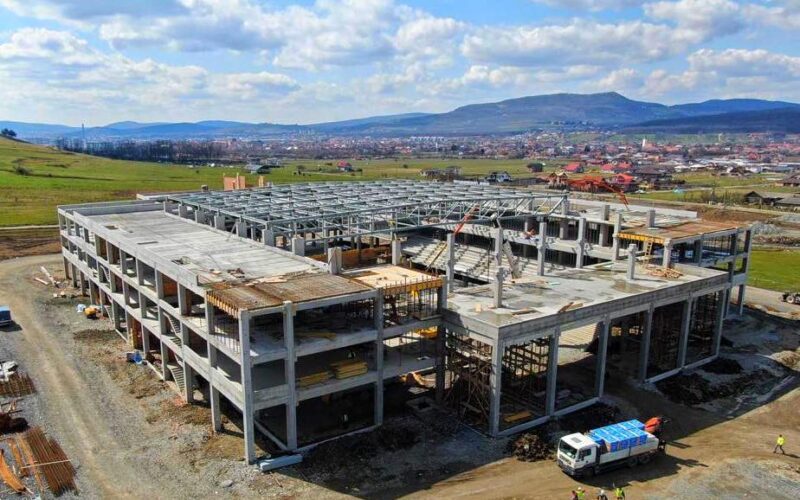 Complexul din Bistrița va purta numele TeraPlast Arena cel puțin până în anul 2028, în urma unui contract semnat pentru 600.000 de lei pe an.