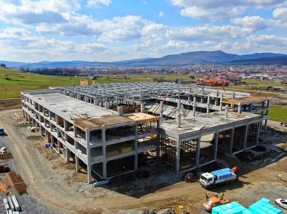 Complexul din Bistrița va purta numele TeraPlast Arena cel puțin până în anul 2028, în urma unui contract semnat pentru 600.000 de lei pe an.