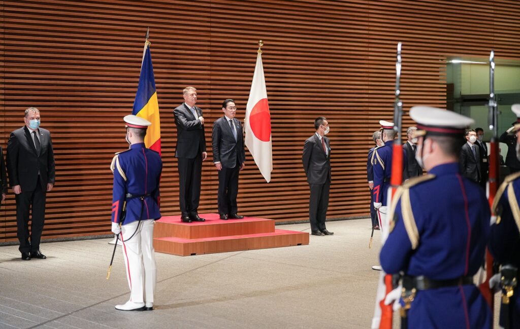 Klaus Iohannis a efectuat o vizită oficială în Japonia și o vizită de stat în Singapore, unde a avut întrevederi cu Majestatea Sa Naruhito, Împăratul Japoniei, cu prim-ministrul Fumio Kishida, precum și cu președinții celor două Camere ale Dietei Naționale a Japoniei.