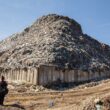 Versiunea preliminară a Planului de Management al Riscului la Inundații, dezbătută astăzi în cadrul ședinței Comitetului de Bazin Someș-Tisa Ședința Comitetului de Bazin a avut loc astăzi, 21 martie, la Grand Hotel Italia. La ședință au participat fizic, cât și prin platforma online, reprezentanți ai autorităților naționale, locale și județene, ai operatorilor de apă, ai instituțiilor publice, ai agenților economici și ai ONG-ului pentru protecția mediului, din Bazinul Hidrografic Someș-Tisa (județele Cluj, Bistrița-Năsăud, Maramureș, Satu Mare și Sălaj). În acest an, evenimentul face parte din seria manifestărilor care celebrează Ziua Mondială a Apei, sărbătorită în data de 22 martie. Anul acesta este sărbătorită sub sloganul „Să accelerăm schimbarea!”, completat și nuanțat prin unul mai detaliat: “Fă schimbarea pe care tu ți-ai dori să o vezi în lume! Fiecare picătură/gest contează!”. În cadrul ședinței a fost prezentată și dezbătută versiunea preliminară a Planului de Management al Riscului la Inundații (PMRI) actualizat al Spațiului Hidrografic Someș-Tisa 2022-2027, al cărui obiectiv general este gestionarea și reducerea riscului la inundații pentru populație, economie, mediu și patrimoniu cultural, contribuind în același timp la îmbunătățirea calitativă și cantitativă a corpurilor de apă și a habitatelor naturale. Planurile de Management al Riscului la Inundații rezultate vor fi în concordanță cu prevederile Strategiei Naționale pentru Dezvoltare Durabilă a României Orizonturi 2013-2020-2030 și Strategiei Naționale a României privind Schimbările Climatice 2013-2020 și post 2020, precum și în conformitate cu alte directive și strategii europene relevante. Planurile de Management al Riscului la Inundații aferente celor 11 Administrații Bazinale de Apă vor fi supuse avizării ulterior, într-o nouă ședință a Comitetuluii de Bazin după desfășurarea dezbaterii publice de la București din data de 19 aprilie 2023. Proiectul „Întărirea capacității autorității publice centrale în domeniul apelor în scopul implementării etapelor a 2-a și a 3-a ale Ciclului II al Directivei Inundații - RO-FLOODS ” este derulat de Ministerul Mediului - România împreună cu Administrația Națională “Apele Române” și cu sprijinul Băncii Mondiale. În vederea prezentării și definitivării Raportului de Mediu pentru “Planul de Management al Riscului la Inundații, Ciclul II, Sinteza națională” a participat, prin intermediul platformei online, un reprezentant al EPC Consultanță de Mediu SRL. Evaluarea SEA s-a realizat într-o manieră precaută dată fiind lipsa detaliilor privind amplasarea măsurilor propuse în PMRI. Măsurile propuse în cadrul Raportului de mediu și al Studiului de Evaluare Adecvată sunt în măsură să prevină și să evite apariția unor efecte negative seminificative asigurând un nivel nesemnificativ al efectelor reziduale. De asemenea, în cadrul ședinței a fost prezentat Planul de Prevenire și Combatare a Poluărilor Accidentale a Resurselor de Apă în districtul de bazin hidrografic Someș-Tisa. Acest plan reprezintă un instrument în gospodărirea apelor ce aplică principiul precauției, dar totodată creează condițiile intervenției opreative în teren, atât din partea poluatorului, cât și de către oraganele de gospodărire a apelor. Obiectivul de bază al planului este de a-i determina pe poluatori să se doteze cu facilități de intervenție operativă și cu materiale specifice care să răspundă necesităților în punctele critice, să fie capabili să își asigure auto-monitoringul calității apei evacuate, să îmbunătățească eficiența sistemelor de prevenire și combatare a fenomenelor de poluare a apelor. Este despre fiecare dintre noi, de la specialiștii care lucrează în domeniul apei, la cei care lucrează în domeniul protejării mediului, de la cei care lucrează în agricultură, până la cei care activează în industrie. Și, dincolo de specialiști, este despre fiecare dintre noi ca individ: apa este prezentă în viața noastră clipă de clipă. Grija fiecăruia dintre noi trebuie să fie gestionarea durabilă a apei, gestionarea durabilă a mediului.