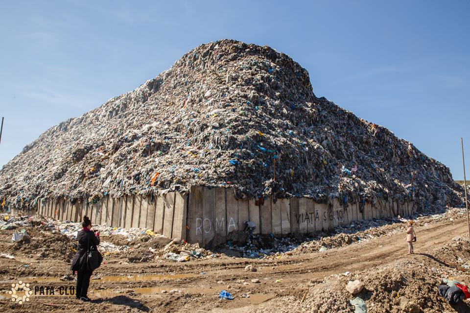 Versiunea preliminară a Planului de Management al Riscului la Inundații, dezbătută astăzi în cadrul ședinței Comitetului de Bazin Someș-Tisa Ședința Comitetului de Bazin a avut loc astăzi, 21 martie, la Grand Hotel Italia. La ședință au participat fizic, cât și prin platforma online, reprezentanți ai autorităților naționale, locale și județene, ai operatorilor de apă, ai instituțiilor publice, ai agenților economici și ai ONG-ului pentru protecția mediului, din Bazinul Hidrografic Someș-Tisa (județele Cluj, Bistrița-Năsăud, Maramureș, Satu Mare și Sălaj). În acest an, evenimentul face parte din seria manifestărilor care celebrează Ziua Mondială a Apei, sărbătorită în data de 22 martie. Anul acesta este sărbătorită sub sloganul „Să accelerăm schimbarea!”, completat și nuanțat prin unul mai detaliat: “Fă schimbarea pe care tu ți-ai dori să o vezi în lume! Fiecare picătură/gest contează!”. În cadrul ședinței a fost prezentată și dezbătută versiunea preliminară a Planului de Management al Riscului la Inundații (PMRI) actualizat al Spațiului Hidrografic Someș-Tisa 2022-2027, al cărui obiectiv general este gestionarea și reducerea riscului la inundații pentru populație, economie, mediu și patrimoniu cultural, contribuind în același timp la îmbunătățirea calitativă și cantitativă a corpurilor de apă și a habitatelor naturale. Planurile de Management al Riscului la Inundații rezultate vor fi în concordanță cu prevederile Strategiei Naționale pentru Dezvoltare Durabilă a României Orizonturi 2013-2020-2030 și Strategiei Naționale a României privind Schimbările Climatice 2013-2020 și post 2020, precum și în conformitate cu alte directive și strategii europene relevante. Planurile de Management al Riscului la Inundații aferente celor 11 Administrații Bazinale de Apă vor fi supuse avizării ulterior, într-o nouă ședință a Comitetuluii de Bazin după desfășurarea dezbaterii publice de la București din data de 19 aprilie 2023. Proiectul „Întărirea capacității autorității publice centrale în domeniul apelor în scopul implementării etapelor a 2-a și a 3-a ale Ciclului II al Directivei Inundații - RO-FLOODS ” este derulat de Ministerul Mediului - România împreună cu Administrația Națională “Apele Române” și cu sprijinul Băncii Mondiale. În vederea prezentării și definitivării Raportului de Mediu pentru “Planul de Management al Riscului la Inundații, Ciclul II, Sinteza națională” a participat, prin intermediul platformei online, un reprezentant al EPC Consultanță de Mediu SRL. Evaluarea SEA s-a realizat într-o manieră precaută dată fiind lipsa detaliilor privind amplasarea măsurilor propuse în PMRI. Măsurile propuse în cadrul Raportului de mediu și al Studiului de Evaluare Adecvată sunt în măsură să prevină și să evite apariția unor efecte negative seminificative asigurând un nivel nesemnificativ al efectelor reziduale. De asemenea, în cadrul ședinței a fost prezentat Planul de Prevenire și Combatare a Poluărilor Accidentale a Resurselor de Apă în districtul de bazin hidrografic Someș-Tisa. Acest plan reprezintă un instrument în gospodărirea apelor ce aplică principiul precauției, dar totodată creează condițiile intervenției opreative în teren, atât din partea poluatorului, cât și de către oraganele de gospodărire a apelor. Obiectivul de bază al planului este de a-i determina pe poluatori să se doteze cu facilități de intervenție operativă și cu materiale specifice care să răspundă necesităților în punctele critice, să fie capabili să își asigure auto-monitoringul calității apei evacuate, să îmbunătățească eficiența sistemelor de prevenire și combatare a fenomenelor de poluare a apelor. Este despre fiecare dintre noi, de la specialiștii care lucrează în domeniul apei, la cei care lucrează în domeniul protejării mediului, de la cei care lucrează în agricultură, până la cei care activează în industrie. Și, dincolo de specialiști, este despre fiecare dintre noi ca individ: apa este prezentă în viața noastră clipă de clipă. Grija fiecăruia dintre noi trebuie să fie gestionarea durabilă a apei, gestionarea durabilă a mediului.