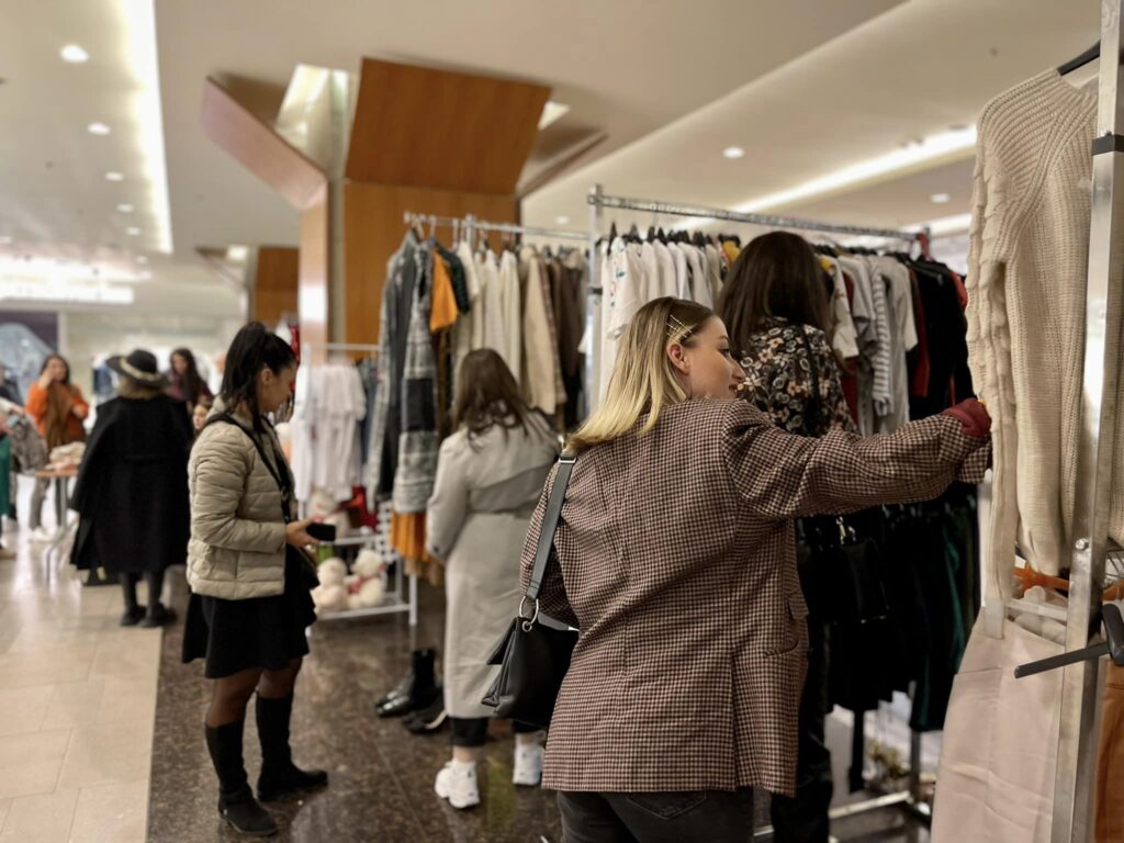 Târgul de haine ReClothing revine la Iulius Mall Cluj, iar anii din vânzări sunt redirecționați în scopuri caritabile. Anul trecut s-au strâns 10.000 de euro, investiți în educație și campanii umanitare.