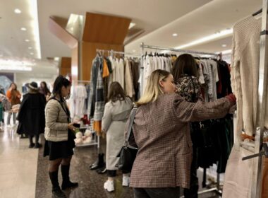 Târgul de haine ReClothing revine la Iulius Mall Cluj, iar anii din vânzări sunt redirecționați în scopuri caritabile. Anul trecut s-au strâns 10.000 de euro, investiți în educație și campanii umanitare.
