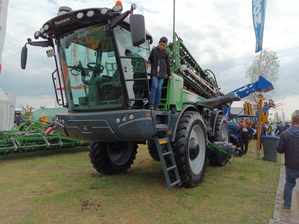 Eu merg la multe expoziții pe profil agricol în Europa și vă spun că Agraria face față oricând la nivel european, este foarte bine că există.