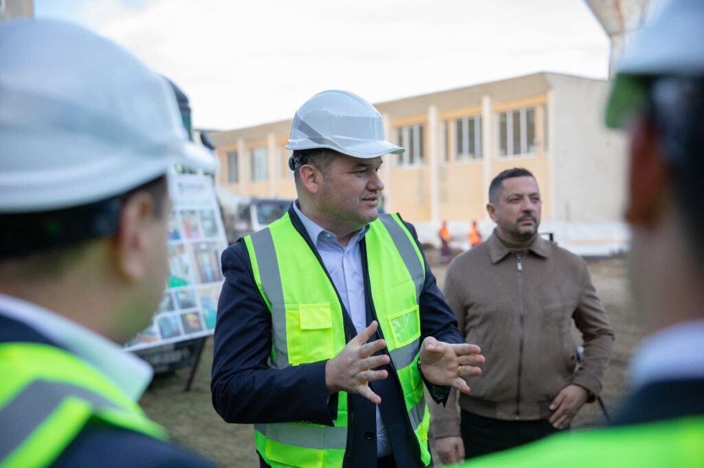 Aceasta este compusă din MIS Grup (județul Bistrița-Năsăud), TCI Contractor General (Cluj) Viaduct (Harghita), potrivit Arena Construcțiilor.