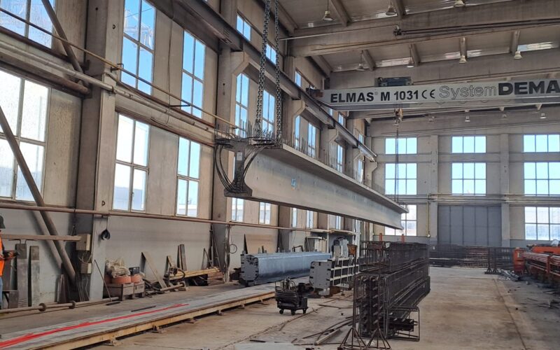 Grinzile produse de ACI Cluj la fabrica de prefabricate din beton pentru podul Nadăș au fost livrate și instalate cu succes.