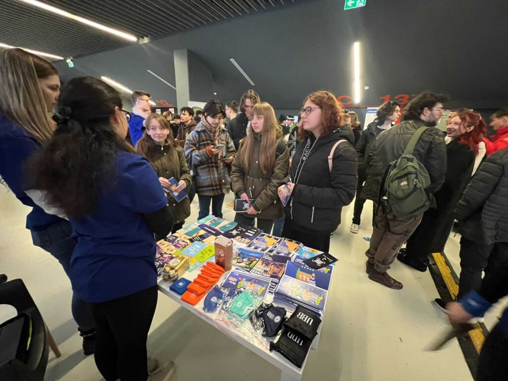 7.500 de participanți veniți să vadă oferta de job-uri a unor mari angajatori din zona Transilvaniei, dar și cea a școlilor, liceelor și universităților clujene a consemnat Târgul Locurilor de Muncă și Orientare în Carieră (TLMOC). 