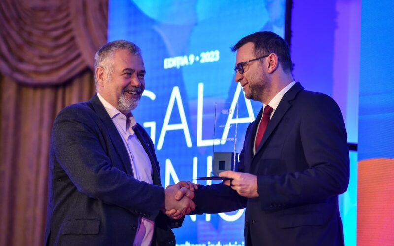 În timp ce AROBS Transilvania Software Cluj a obținut premiul pentru cea mai bună companie a anului, împreună cu Zitec București, fiind nominalizată la încă trei categorii, o altă firmă clujeană de profil, Endava România, a fost premiată pentru cea mai bună campanie de responsabilitate socială.