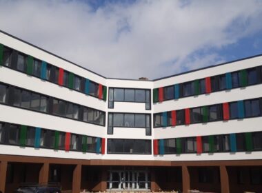 Noul sediu al Centrului Școlar pentru Educație Incluzivă (CSEI), situat pe str. Aviator Bădescu și edificat de Consiliul Județean (CJ) Cluj în cadrul unui proiect cu finanțare europeană, se apropie de finalizare.