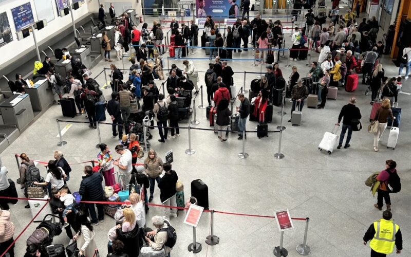 Aeroporturile din România au înregistrat, în primul trimestru, 4,9 milioane de pasageri, mai mulți pasageri decât în aceeași perioadă din 2019, înainte de pandemie.