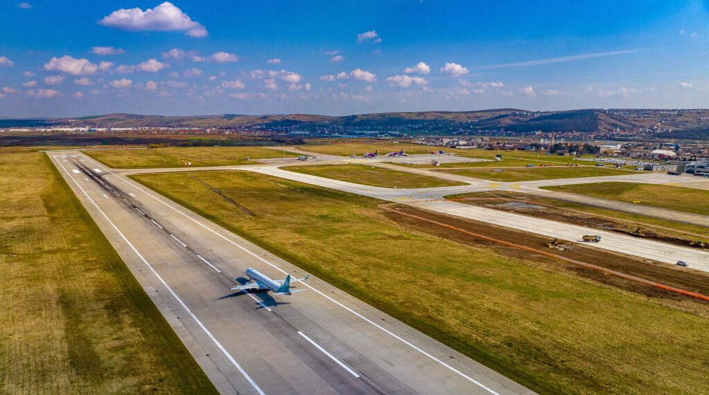 MTI, în calitate de Organism Intermediar pentru Transport, a semnat contractul de finanțare pentru realizarea extinderii terminalului de pasageri plecări pe natura de nord a Aeroportului Internațional Avram Iancu Cluj (AIAIC).