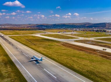 MTI, în calitate de Organism Intermediar pentru Transport, a semnat contractul de finanțare pentru realizarea extinderii terminalului de pasageri plecări pe natura de nord a Aeroportului Internațional Avram Iancu Cluj (AIAIC).