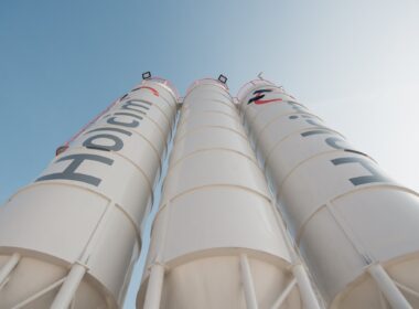 Holcim România a realizat o achiziție prin care a preluat activele, angajații și echipamentele aferente producerii și comercializării de betoane aparținând Betonexpres, important producător de betoane din zona Florești (județul Cluj).