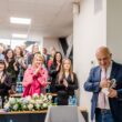 NTT DATA înființează bursa de excelență Daniel Metz Conducerea companiei de tehnologia informației din Cluj a decis să înființeze o bursă care să poarte denumirea fondatorului acesteia. Ceremonia Tower s-a numit “De la Antreprenoriat spre Alma Mater” și a grupat manageri ai NTT DATA Romania, reprezentanți ai Universității Babeș-Bolyai (UBB) și ai facultăților acesteia, oameni de afaceri. “În semn de profund respect pentru întreaga activitate profesională, amfiteatrul NTT DATA devine amfiteatrul EBS - Expectations Beyond Software. În semn de încredere în contribuția valoroasă pe care o va aduce și mediului academic, NTT DATA în colaborare cu UBB înființează bursa de excelență Daniel Metz. Sub cupola unui eveniment surpriză, “De la Antreprenoriat spre Alma Mater”, am celebrat continuarea unui parcurs profesional vocațional: acela de a inspira generații, de a forma tineri și viitori lideri de succes. Un sfert de secol de carieră antreprenorială dedicată nobilei misiuni de a modela destine și comunități, își urmează acum parcursul natural de la catedra universitară. Tinerii studenți vor avea marea șansă de a-și îmbogăți cunoștințele cu sfaturi de business și de viață valoroase, clădite pe vasta și complexa experiență personală lui Daniel Metz. Alături de colegi cu care echipa EBS România a pornit la drum în anul 2000, de colegi care ni s-au alăturat pe parcurs în cadrul NTT DATA România, dar și de noii colegi ai domnului Metz din cadrul UBB am depănat ore în șir întâmplări și povești de suflet”, au relatat reprezentanții companiei. Daniel Metz a înființat în anul 2000 EBS Cluj, iar compania a avut parte de o dezvoltare accelerată, atrăgând atenția grupului japonez Nippon Telegraph and Telephone Corporation - NTT DATA. Efectivul a crescut de la 53 la peste 1.100 de angajați, În 2016, aceasta a devenit oficial NTT DATA Romania. Compania are acum peste 2.000 de angajați, în Cluj, București, Sibiu, Timișoara, Brașov, Iași, Novi Sad (Serbia). În 2019, Metz a devenit membru al Societății Academice de Management din România, în 2020, membru extern al Institutului de Istorie George Barițiu. Este membru în Consiliul Consultativ Strategic pe probleme socio-economice al rectorului UBB Cluj. Ulterior a renunțat la funcția executivă în companie pentru cariera academică, iar acum susține cursuri la UBB, Universitatea Națională de Apărare București și Academia Forțelor Terestre Sibiu.