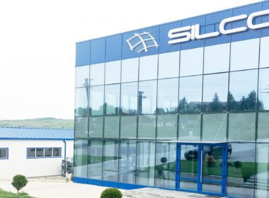 Unul dintre pașii concreți pentru reducerea cheltuielilor cu energia al Silcar Prod a fost instalarea, în februarie, a unui sistem de panouri fotovoltaice.