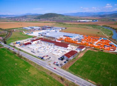“Primul trimestru al anului 2023 încheie o perioadă de tranziție la TeraPlast în perspectiva unui nou ciclu de creștere, în care eforturile au fost direcționate către consolidarea și extinderea cotelor de piață, concomitent cu gestionarea dificultăților de moment, generate de cadrul macroeconomic și geopolitic instabil, plin de provocări și incertitudini pe termen scurt.