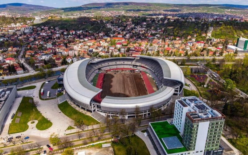 Consorțiul de firme câștigător al licitației privind înlocuirea gazonului și a sistemelor de irigație și degivrare la Cluj Arena a demarat etapa finală a lucrărilor prevăzute în cadrul contractului de 2,6 milioane lei.