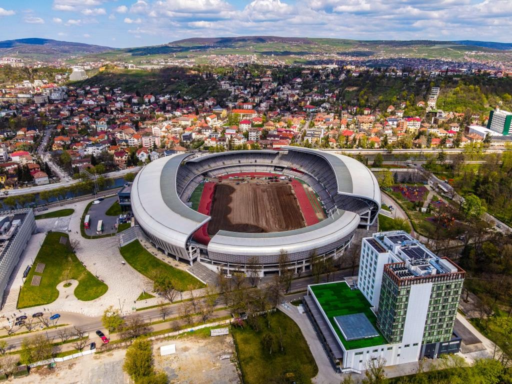 Consorțiul de firme câștigător al licitației privind înlocuirea gazonului și a sistemelor de irigație și degivrare la Cluj Arena a demarat etapa finală a lucrărilor prevăzute în cadrul contractului de 2,6 milioane lei.