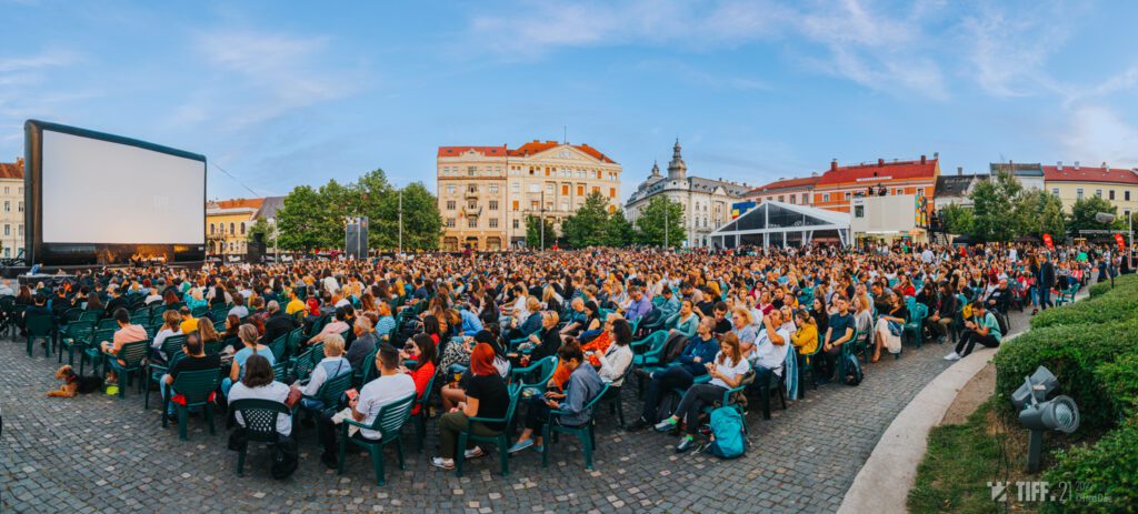 “Confort nordic” (Islanda / Marea Britanie / Germania, 2023) va deschide Festivalul Internațional de Film Transilvania (9-18 iunie). Regizat de cineastul islandez Hafsteinn Gunnar Sigurðsson, filmul face parte din Focus Nordic, un program complex al acestei ediții care va aduce în fața spectatorilor, la Cluj-Napoca, peste 40 de filme, concerte și cine-concerte din Norvegia, Islanda, Danemarca, Finlanda și Suedia. Vineri, 9 iunie, mii de spectatori sunt așteptați în Piața Unirii alături de echipa filmului și de alți invitați speciali pentru a sărbători startul unei noi ediții TIFF, într-o seară plină de surprize. Sigurðsson își testează pentru prima oară umorul negru în limba engleză. Confort nordic este prima sa ieșire din spațiul de confort islandez, deși mare parte din poveste tot acolo se petrece. Filmată în Anglia, Franța și Islanda, comedia este o cursă contra cronometru prin aer și printre nămeți, o aventură improbabilă în care anxietatea e contagioasă, iar paranoia pândește după colț. Filmul a avut premiera mondială în martie la SXSW Film Festival (SUA) și marchează revenirea lui Hafsteinn Gunnar Sigurðsson la Cluj. Primele sale filme, “La răscruce” (2012) și “Parisul Nordului” (2015), au concurat pentru Trofeul Transilvania. În 2017 islandezul s-a întors la TIFF cu “Copacul vrajbei noastre", o comedie neagră lansată la Veneția, despre lupta pentru teritoriu dintr-o suburbie burgheză islandeză. “Este de departe unul dintre festivalurile mele favorite. M-am îndrăgostit de TIFF acum mai bine de zece ani când am venit la Cluj cu filmul meu de debut. Mulțumesc festivalului pentru încrederea în mine și pentru această relație de lungă durată”, a spus acesta. Pelicula va fi ulterior distribuită în România de Transilvania Film. Filmul este prezentat la TIFF cu sprijinul Scandinavian Films și Icelandic Film Centre.