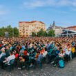 “Confort nordic” (Islanda / Marea Britanie / Germania, 2023) va deschide Festivalul Internațional de Film Transilvania (9-18 iunie). Regizat de cineastul islandez Hafsteinn Gunnar Sigurðsson, filmul face parte din Focus Nordic, un program complex al acestei ediții care va aduce în fața spectatorilor, la Cluj-Napoca, peste 40 de filme, concerte și cine-concerte din Norvegia, Islanda, Danemarca, Finlanda și Suedia. Vineri, 9 iunie, mii de spectatori sunt așteptați în Piața Unirii alături de echipa filmului și de alți invitați speciali pentru a sărbători startul unei noi ediții TIFF, într-o seară plină de surprize. Sigurðsson își testează pentru prima oară umorul negru în limba engleză. Confort nordic este prima sa ieșire din spațiul de confort islandez, deși mare parte din poveste tot acolo se petrece. Filmată în Anglia, Franța și Islanda, comedia este o cursă contra cronometru prin aer și printre nămeți, o aventură improbabilă în care anxietatea e contagioasă, iar paranoia pândește după colț. Filmul a avut premiera mondială în martie la SXSW Film Festival (SUA) și marchează revenirea lui Hafsteinn Gunnar Sigurðsson la Cluj. Primele sale filme, “La răscruce” (2012) și “Parisul Nordului” (2015), au concurat pentru Trofeul Transilvania. În 2017 islandezul s-a întors la TIFF cu “Copacul vrajbei noastre", o comedie neagră lansată la Veneția, despre lupta pentru teritoriu dintr-o suburbie burgheză islandeză. “Este de departe unul dintre festivalurile mele favorite. M-am îndrăgostit de TIFF acum mai bine de zece ani când am venit la Cluj cu filmul meu de debut. Mulțumesc festivalului pentru încrederea în mine și pentru această relație de lungă durată”, a spus acesta. Pelicula va fi ulterior distribuită în România de Transilvania Film. Filmul este prezentat la TIFF cu sprijinul Scandinavian Films și Icelandic Film Centre.