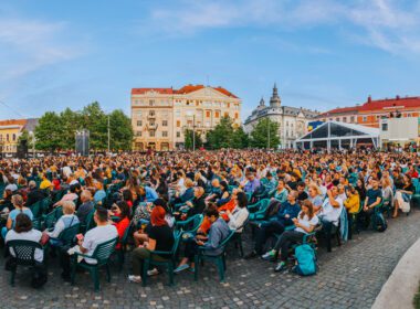“Confort nordic” (Islanda / Marea Britanie / Germania, 2023) va deschide Festivalul Internațional de Film Transilvania (9-18 iunie). Regizat de cineastul islandez Hafsteinn Gunnar Sigurðsson, filmul face parte din Focus Nordic, un program complex al acestei ediții care va aduce în fața spectatorilor, la Cluj-Napoca, peste 40 de filme, concerte și cine-concerte din Norvegia, Islanda, Danemarca, Finlanda și Suedia. Vineri, 9 iunie, mii de spectatori sunt așteptați în Piața Unirii alături de echipa filmului și de alți invitați speciali pentru a sărbători startul unei noi ediții TIFF, într-o seară plină de surprize. Sigurðsson își testează pentru prima oară umorul negru în limba engleză. Confort nordic este prima sa ieșire din spațiul de confort islandez, deși mare parte din poveste tot acolo se petrece. Filmată în Anglia, Franța și Islanda, comedia este o cursă contra cronometru prin aer și printre nămeți, o aventură improbabilă în care anxietatea e contagioasă, iar paranoia pândește după colț. Filmul a avut premiera mondială în martie la SXSW Film Festival (SUA) și marchează revenirea lui Hafsteinn Gunnar Sigurðsson la Cluj. Primele sale filme, “La răscruce” (2012) și “Parisul Nordului” (2015), au concurat pentru Trofeul Transilvania. În 2017 islandezul s-a întors la TIFF cu “Copacul vrajbei noastre", o comedie neagră lansată la Veneția, despre lupta pentru teritoriu dintr-o suburbie burgheză islandeză. “Este de departe unul dintre festivalurile mele favorite. M-am îndrăgostit de TIFF acum mai bine de zece ani când am venit la Cluj cu filmul meu de debut. Mulțumesc festivalului pentru încrederea în mine și pentru această relație de lungă durată”, a spus acesta. Pelicula va fi ulterior distribuită în România de Transilvania Film. Filmul este prezentat la TIFF cu sprijinul Scandinavian Films și Icelandic Film Centre.