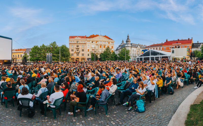 “Confort nordic” (Islanda / Marea Britanie / Germania, 2023) va deschide Festivalul Internațional de Film Transilvania (9-18 iunie). Regizat de cineastul islandez Hafsteinn Gunnar Sigurðsson, filmul face parte din Focus Nordic, un program complex al acestei ediții care va aduce în fața spectatorilor, la Cluj-Napoca, peste 40 de filme, concerte și cine-concerte din Norvegia, Islanda, Danemarca, Finlanda și Suedia. Vineri, 9 iunie, mii de spectatori sunt așteptați în Piața Unirii alături de echipa filmului și de alți invitați speciali pentru a sărbători startul unei noi ediții TIFF, într-o seară plină de surprize. Sigurðsson își testează pentru prima oară umorul negru în limba engleză. Confort nordic este prima sa ieșire din spațiul de confort islandez, deși mare parte din poveste tot acolo se petrece. Filmată în Anglia, Franța și Islanda, comedia este o cursă contra cronometru prin aer și printre nămeți, o aventură improbabilă în care anxietatea e contagioasă, iar paranoia pândește după colț. Filmul a avut premiera mondială în martie la SXSW Film Festival (SUA) și marchează revenirea lui Hafsteinn Gunnar Sigurðsson la Cluj. Primele sale filme, “La răscruce” (2012) și “Parisul Nordului” (2015), au concurat pentru Trofeul Transilvania. În 2017 islandezul s-a întors la TIFF cu “Copacul vrajbei noastre", o comedie neagră lansată la Veneția, despre lupta pentru teritoriu dintr-o suburbie burgheză islandeză. “Este de departe unul dintre festivalurile mele favorite. M-am îndrăgostit de TIFF acum mai bine de zece ani când am venit la Cluj cu filmul meu de debut. Mulțumesc festivalului pentru încrederea în mine și pentru această relație de lungă durată”, a spus acesta. Pelicula va fi ulterior distribuită în România de Transilvania Film. Filmul este prezentat la TIFF cu sprijinul Scandinavian Films și Icelandic Film Centre.