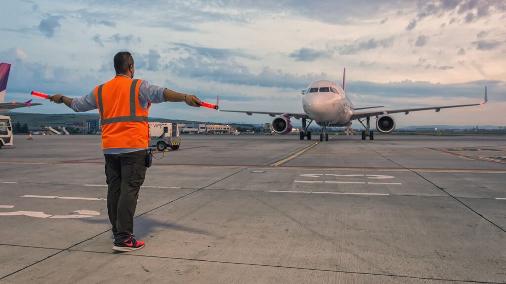 Aeroportul clujean a înregistrat creşteri semnificative ale traficului de pasageri, înregistrând, în primul trimestru al anului, 600.000 de pasageri, în urcare cu 6% faţă de trim. I din 2019 (atunci cel mai bun din istoria AIAIC) şi în creștere cu 80% faţă de trimestrul I din 2022.