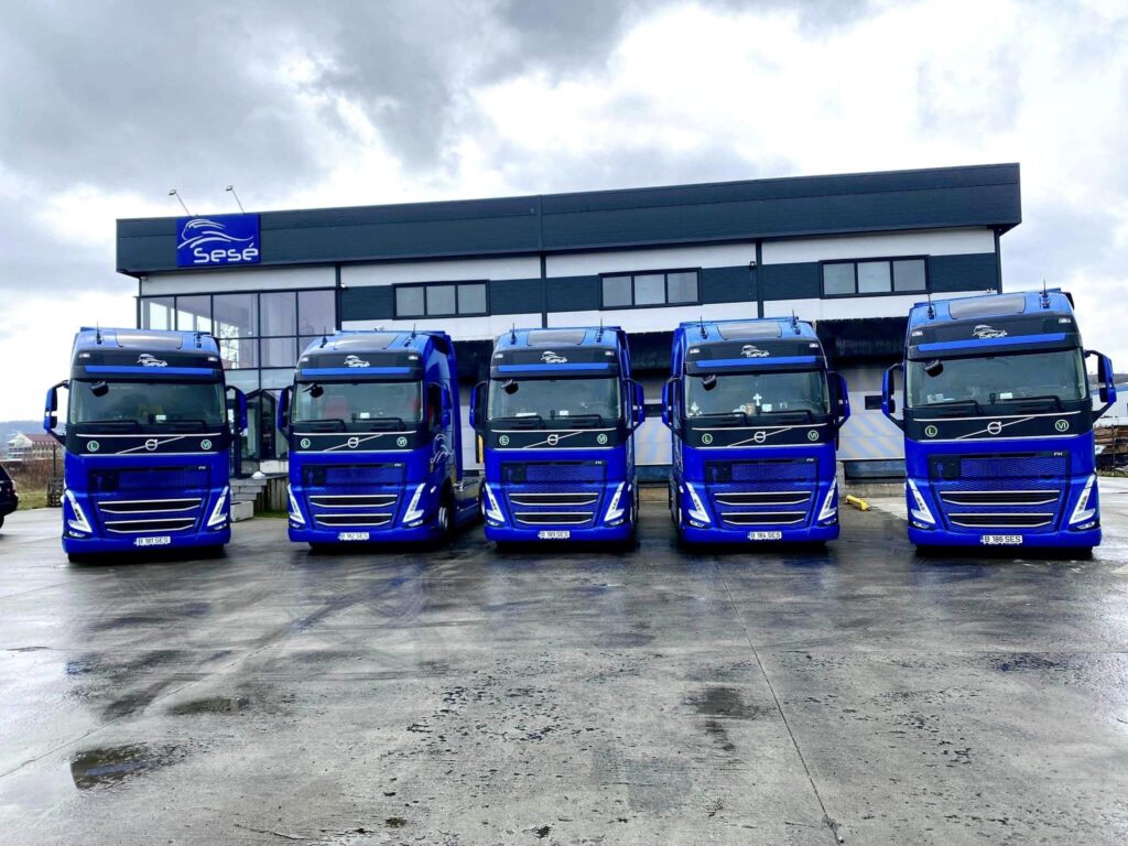 “Deoarece la Trans Sese suntem axați pe creștere și dezvoltare, primăvara aceasta am reînnoit flota cu 20 de camioane noi marca Volvo FH Globetrotter XL”, a anunțat conducerea societății clujene.