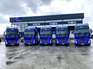 “Deoarece la Trans Sese suntem axați pe creștere și dezvoltare, primăvara aceasta am reînnoit flota cu 20 de camioane noi marca Volvo FH Globetrotter XL”, a anunțat conducerea societății clujene.