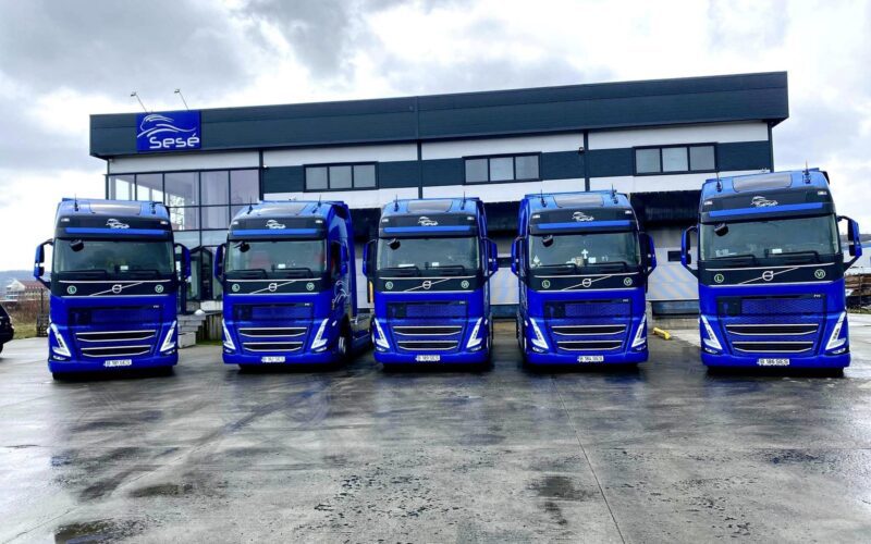 “Deoarece la Trans Sese suntem axați pe creștere și dezvoltare, primăvara aceasta am reînnoit flota cu 20 de camioane noi marca Volvo FH Globetrotter XL”, a anunțat conducerea societății clujene.