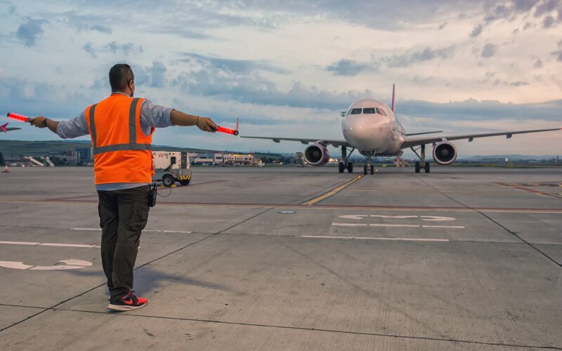 Aeroportul clujean a înregistrat creşteri semnificative ale traficului de pasageri, înregistrând, în primul trimestru al anului, 600.000 de pasageri, în urcare cu 6% faţă de trim. I din 2019 (atunci cel mai bun din istoria AIAIC) şi în creștere cu 80% faţă de trimestrul I din 2022.