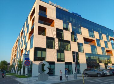 CBCampus App este o aplicație ce reunește toate funcțiunile clădirii de birouri Cluj Business Campus (CBC), începând cu partea de acces în clădiri și rezervări, continuând cu funcțiunile de facility management și de evenimente.