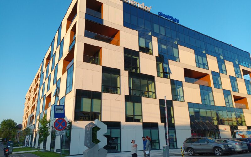 CBCampus App este o aplicație ce reunește toate funcțiunile clădirii de birouri Cluj Business Campus (CBC), începând cu partea de acces în clădiri și rezervări, continuând cu funcțiunile de facility management și de evenimente.