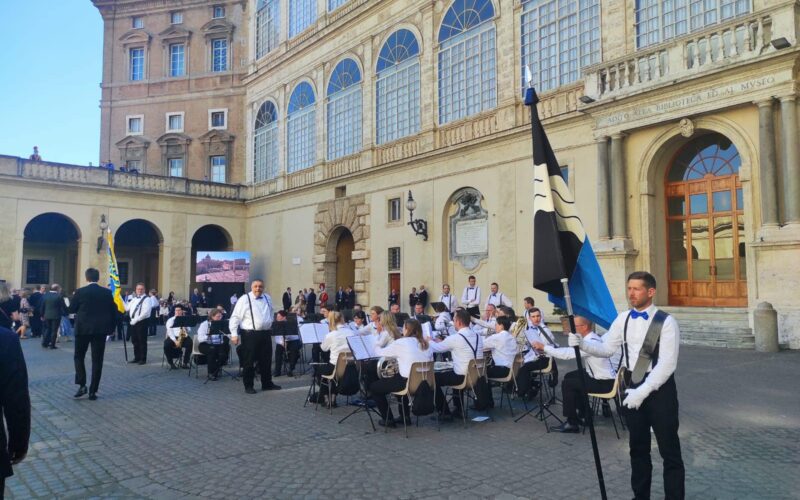 Delegația României a oferit 220 de sticle de spumant pentru garda Sfântului Scaun, conform Antena 3. 23 de tineri din diferite cantoane elvețiene au depus jurământul solemn în fața reprezentantului Sfântului Părinte, Papa Francisc.