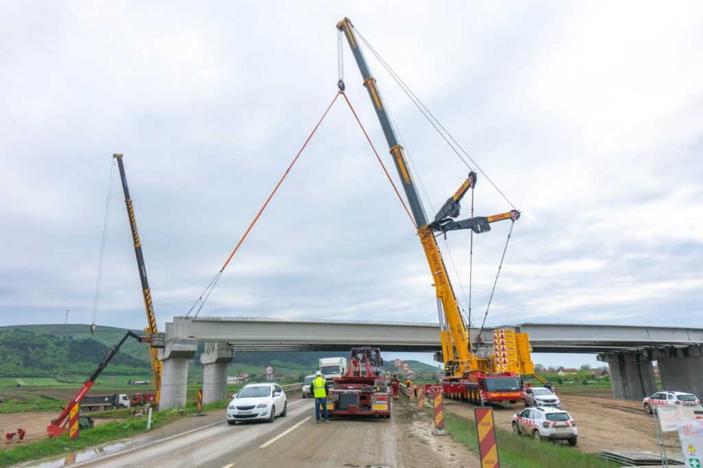 Asocierea Strabag, Geiger, Deme a instalat toate grinzile peste Drumul European E60 la Autostrada Transilvania (A3) dintre județele Cluj și Mureș, în localitatea Hădăreni, relatează Marton Kodok, membru al Asociației Pro Infrastructură (API).