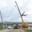 Asocierea Strabag, Geiger, Deme a instalat toate grinzile peste Drumul European E60 la Autostrada Transilvania (A3) dintre județele Cluj și Mureș, în localitatea Hădăreni, relatează Marton Kodok, membru al Asociației Pro Infrastructură (API).