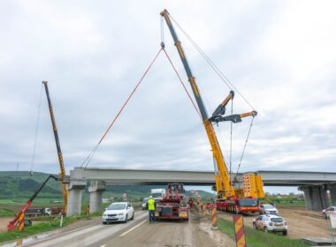 Asocierea Strabag, Geiger, Deme a instalat toate grinzile peste Drumul European E60 la Autostrada Transilvania (A3) dintre județele Cluj și Mureș, în localitatea Hădăreni, relatează Marton Kodok, membru al Asociației Pro Infrastructură (API).